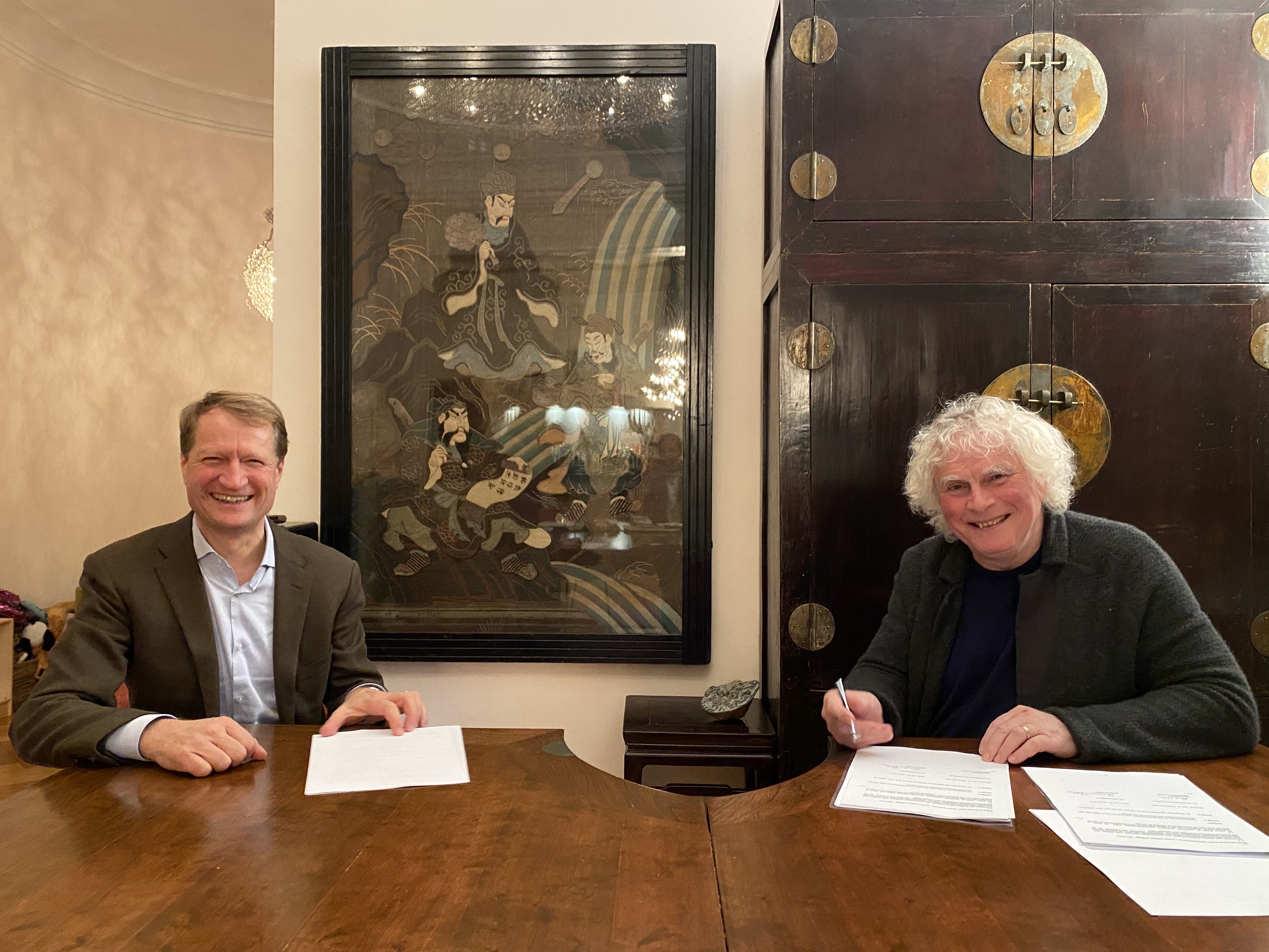 The BRSO's Ulrich Wilhelm and Sir Simon Rattle sign the contract (photo: BR)