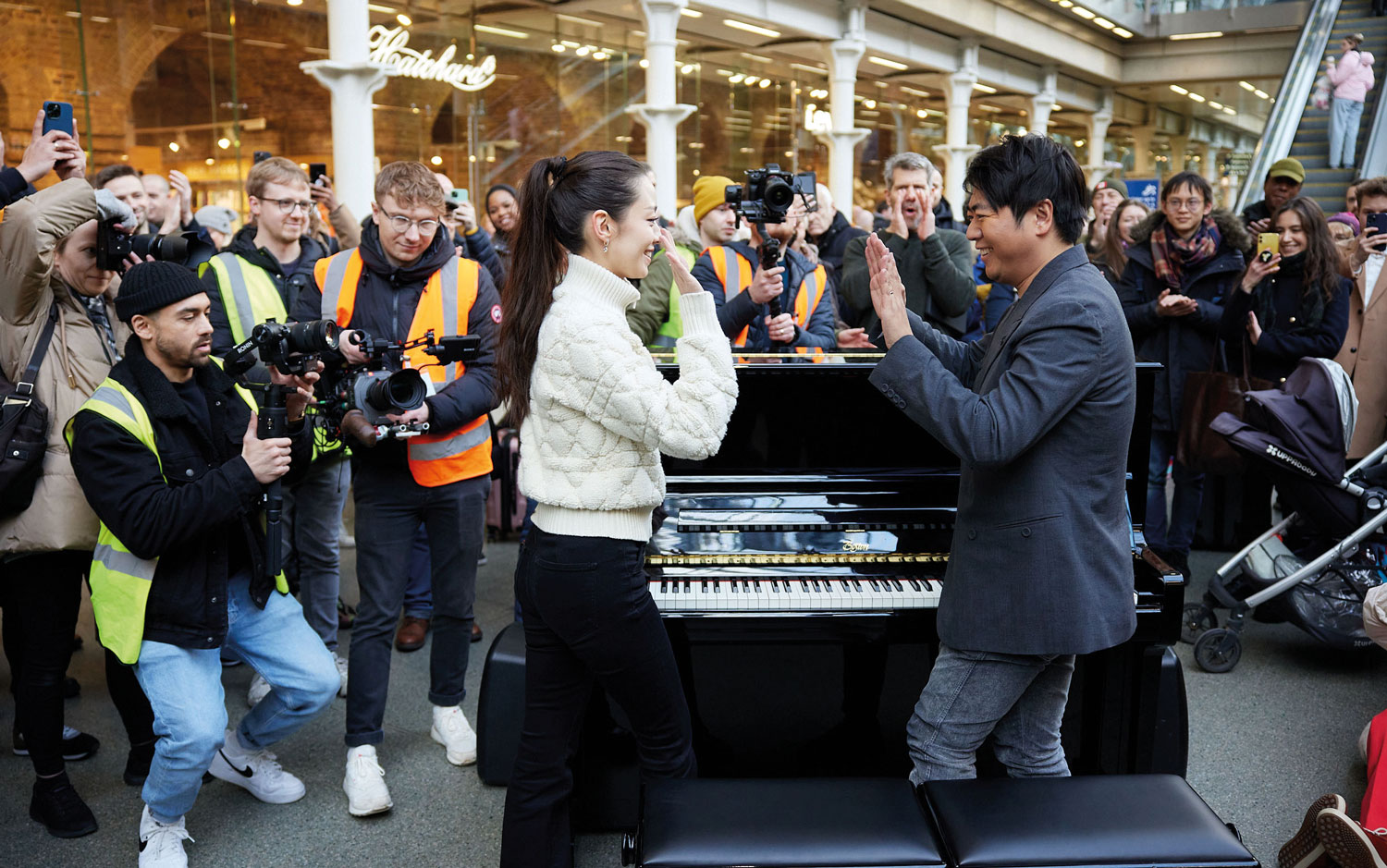 Lang Lang brought class and credibility to a talent show where amateurs of a range of abilities played pianos at UK railway stations